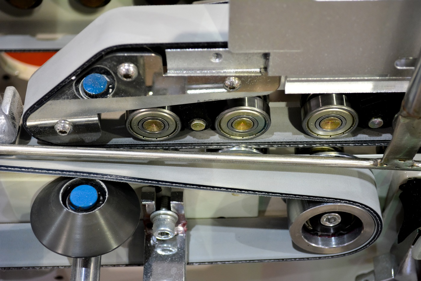 Conveyor belt on a folder-gluer machine